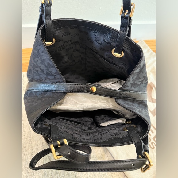 NEW WITH TAGS - Michael Kors Bucket Bag - Picture 3 of 5